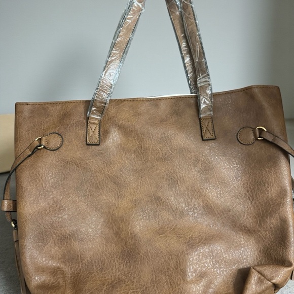 Chic Tan Tote Bag - Picture 2 of 3